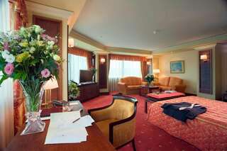 Отель Grand Hotel Sofia София Угловой люкс - Бесплатный трансфер от и до аэропорта-1